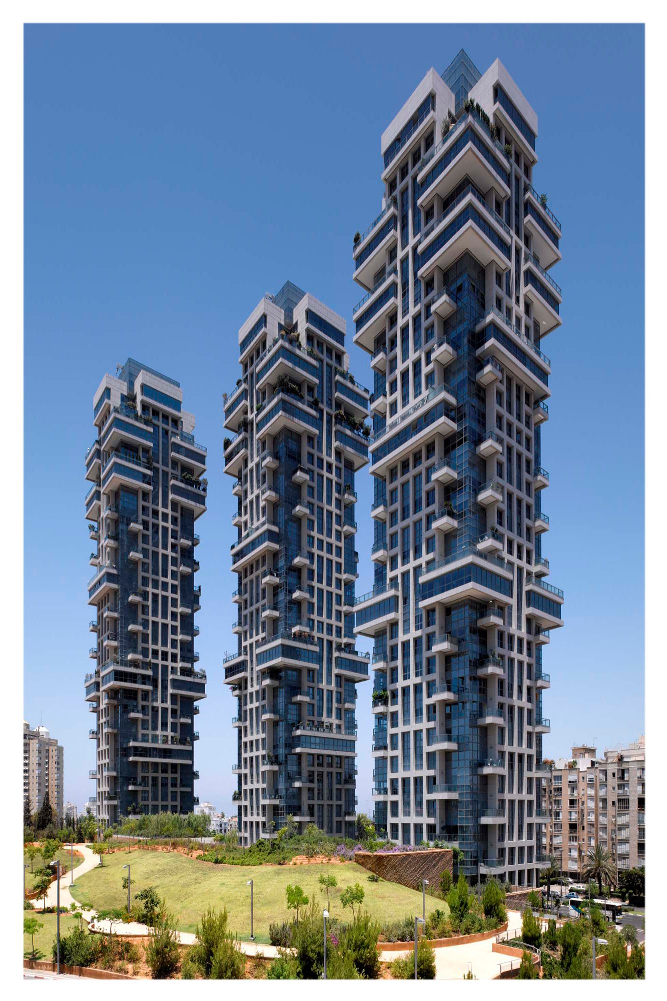 מגדלי אקירוב